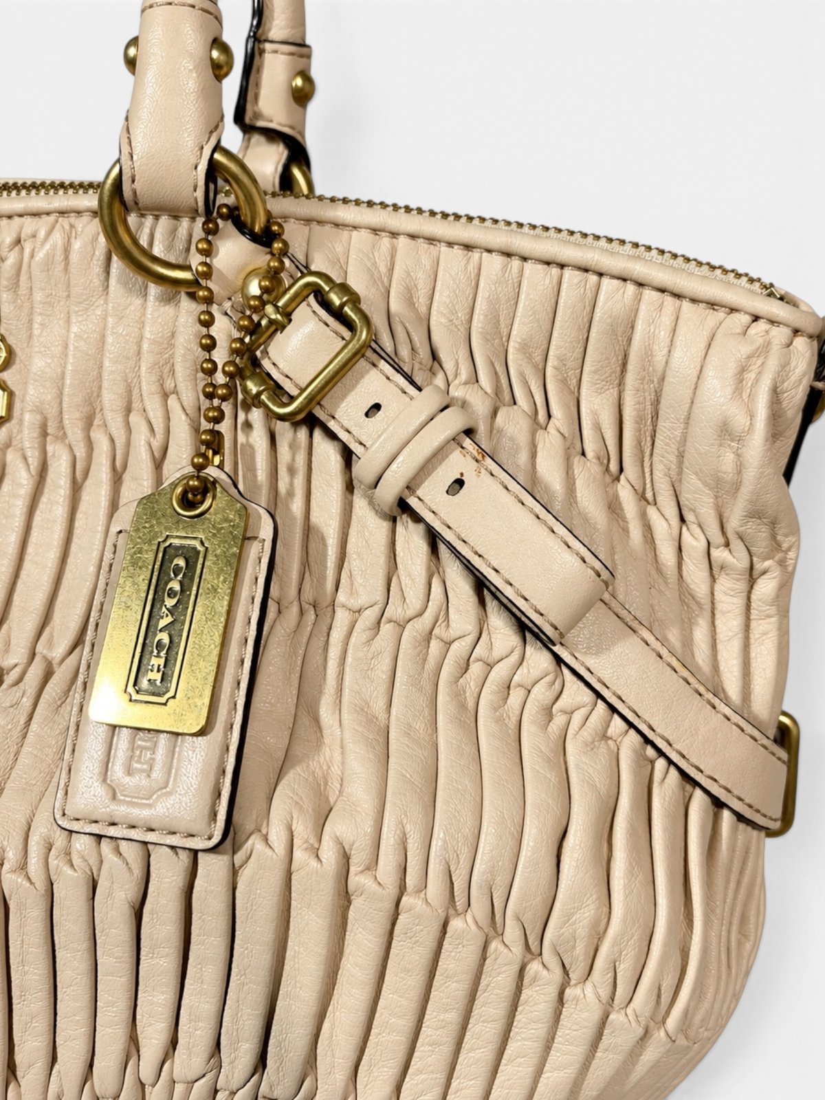 Coach satchel vintage en cuir plisse beige